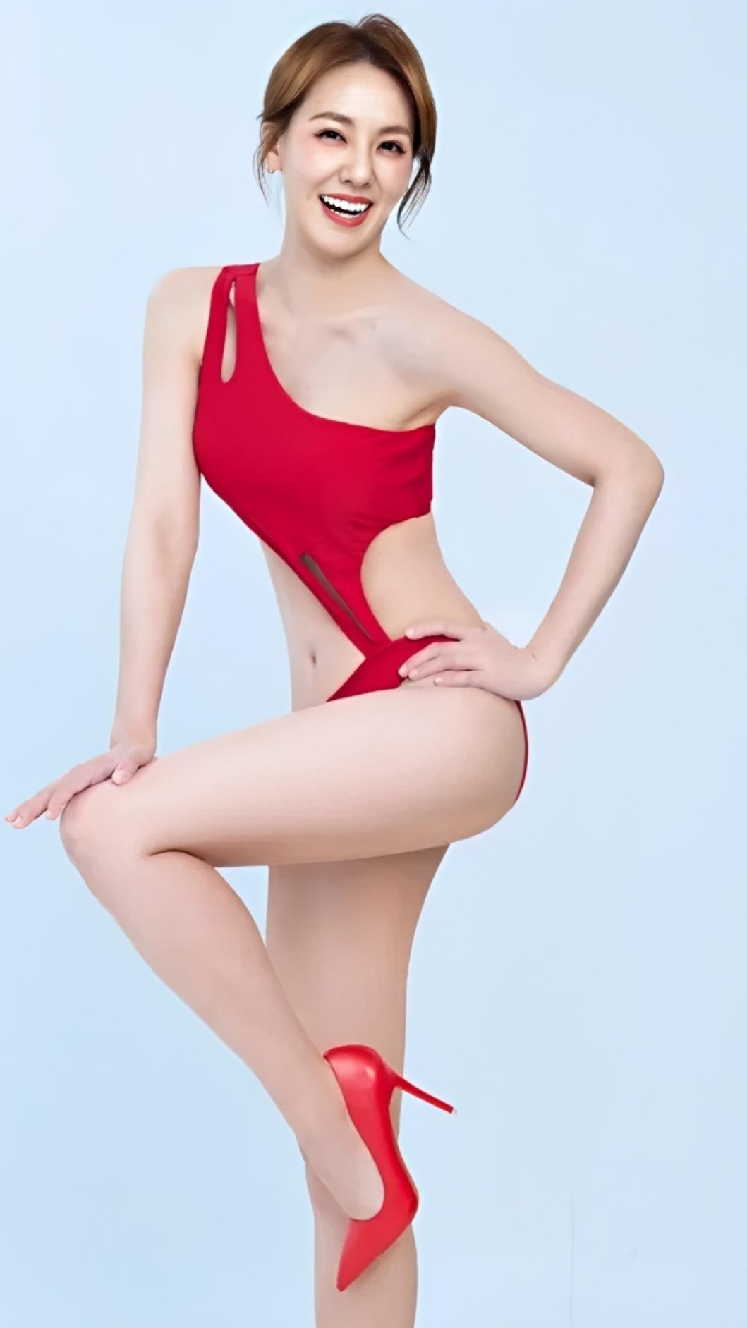 Từng nặng 69kg sau sinh, cựu siêu mẫu giảm 12kg ngoạn mục: Dám mặc bikini hở bạo sau hơn 10 năm khiến dân mạng trầm trồ - Ảnh 2.