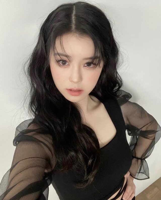 Tin vui showbiz: Mỹ nh&acirc;n g&acirc;y sốt ở Hội An bất ngờ tuy&ecirc;n bố cưới, h&ocirc;n phu luật sư lộ diện với nhan sắc g&acirc;y cho&aacute;ng- Ảnh 1.