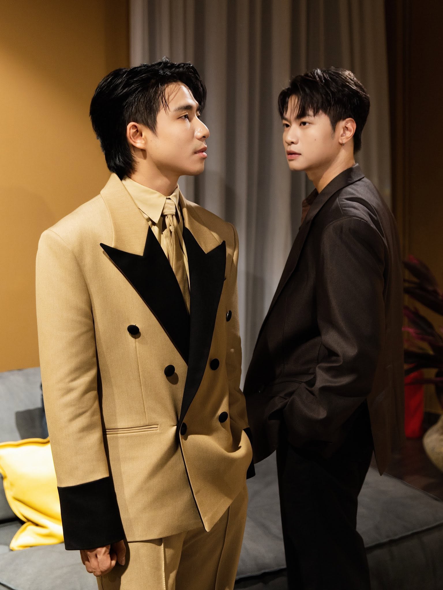 Couple Ninh Dương l&ecirc;n đồ dự fashion show bị ch&ecirc; như "mặc &aacute;o chống nắng rẻ tiền"- Ảnh 5.
