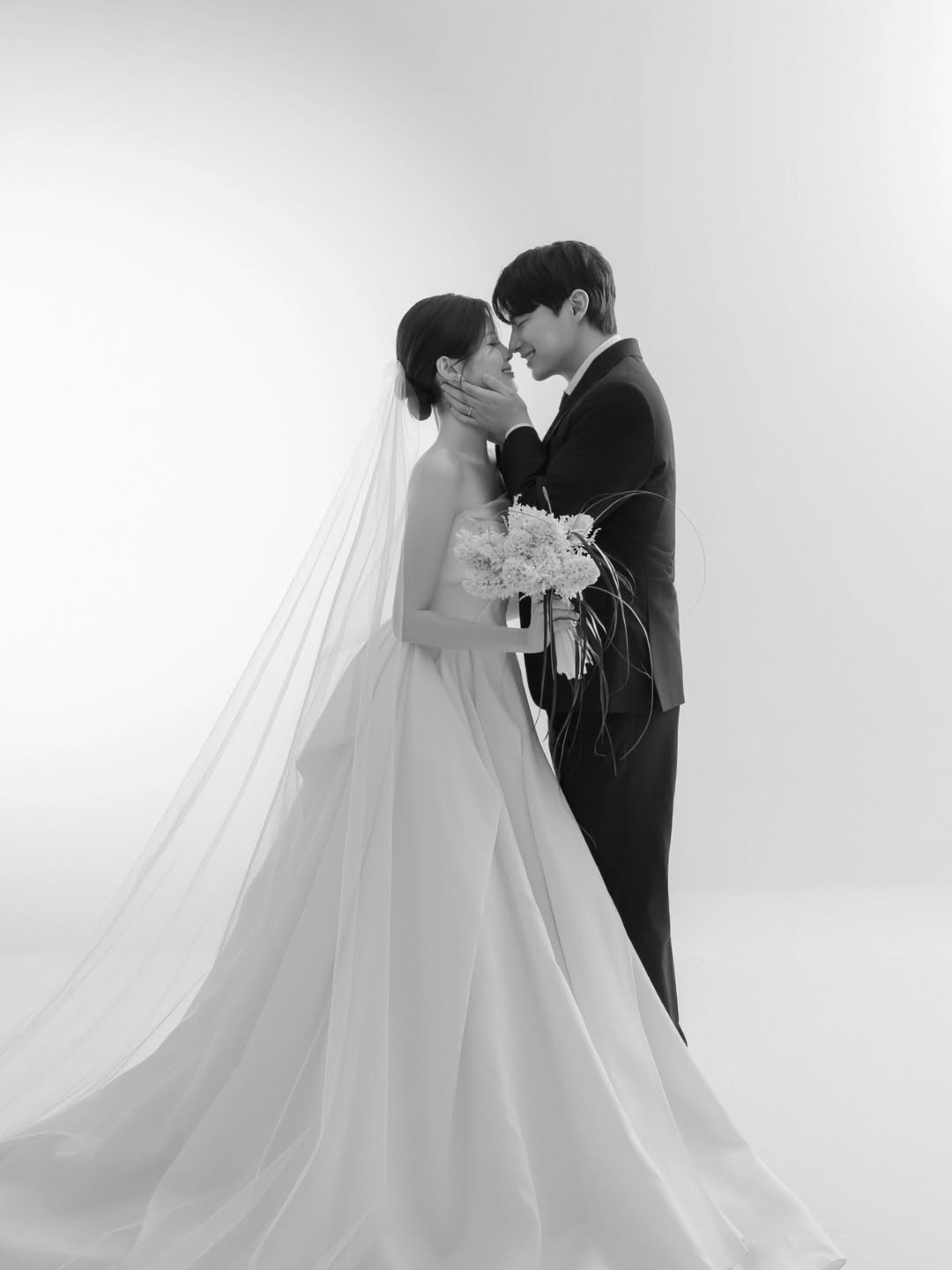Tin vui showbiz: Mỹ nh&acirc;n g&acirc;y sốt ở Hội An bất ngờ tuy&ecirc;n bố cưới, h&ocirc;n phu luật sư lộ diện với nhan sắc g&acirc;y cho&aacute;ng- Ảnh 4.