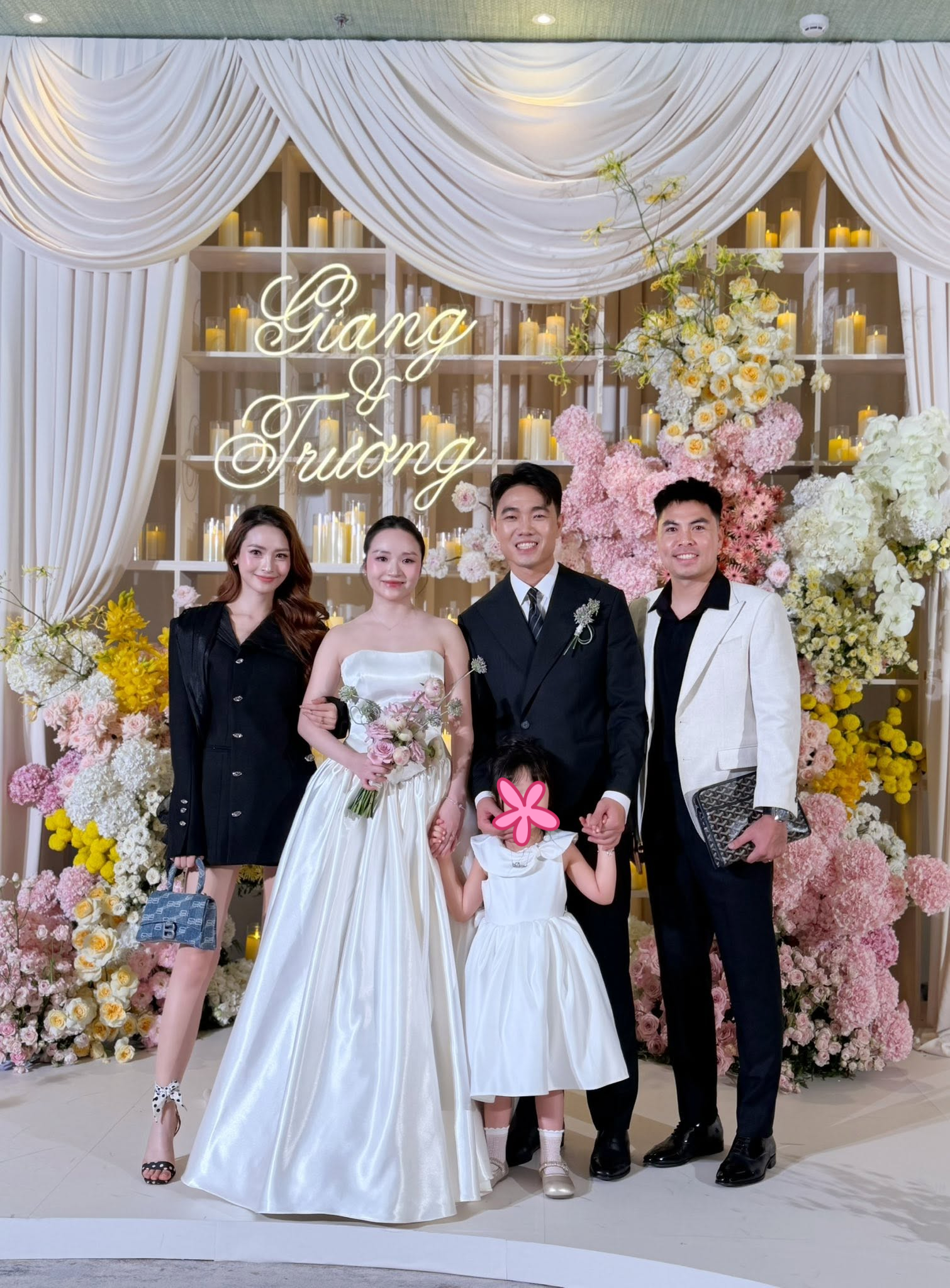 Lễ cưới Xu&acirc;n Trường v&agrave; Nhuệ Giang sau 5 năm đ&aacute;m hỏi: C&ocirc; d&acirc;u kh&oacute;c nức nở, con g&aacute;i được giao trọng tr&aacute;ch đặc biệt- Ảnh 1.