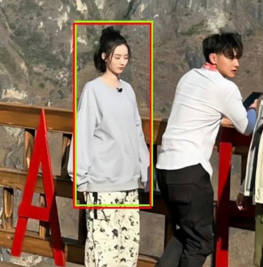 Lan truyền ảnh n&agrave;ng thơ gen Z sang Mỹ kh&aacute;m thai sinh con cho &ldquo;chủ tịch showbiz&rdquo;, diện mạo qu&yacute; tử đầu l&ograve;ng g&acirc;y sốc- Ảnh 2.