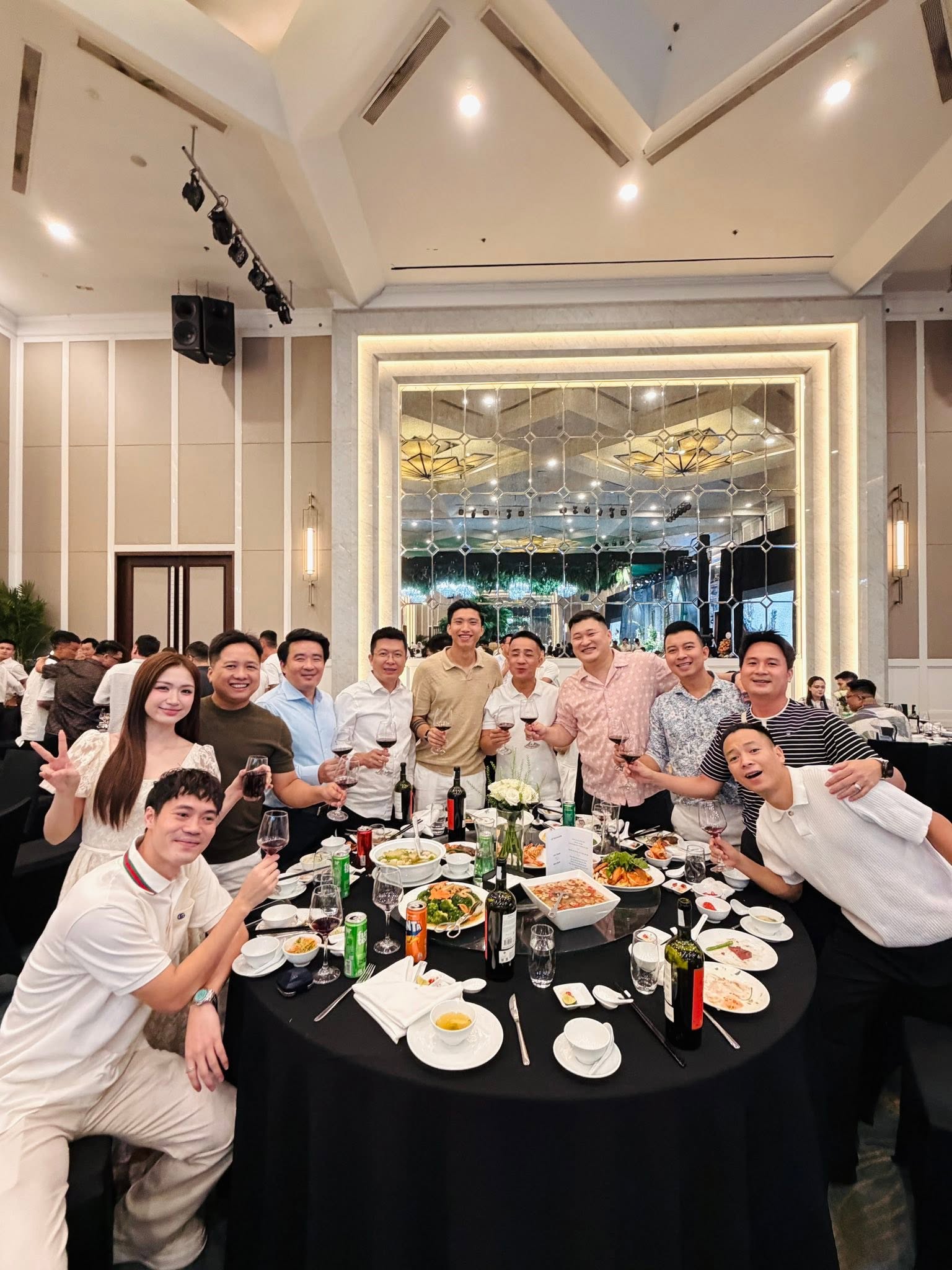 C&ocirc;ng Phượng, Văn To&agrave;n đổ bộ đ&aacute;m cưới hot nhất l&agrave;ng b&oacute;ng đ&aacute;- Ảnh 4.
