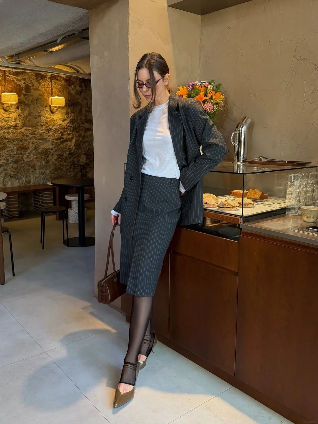 Nh&igrave;n đơn giản nhưng đ&acirc;y l&agrave; m&oacute;n đồ gi&uacute;p phụ nữ ngo&agrave;i 30 tr&ocirc;ng thanh lịch hơn tức th&igrave; - Ảnh 5.