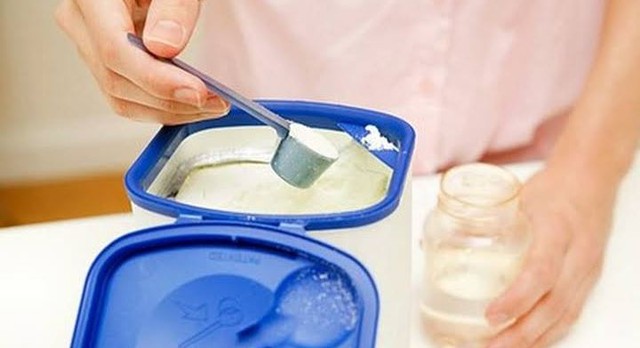 B&eacute; trai 3 th&aacute;ng tuổi nhập viện cấp cứu v&igrave; cha mẹ pha sữa bằng loại nước n&agrave;y- Ảnh 2.