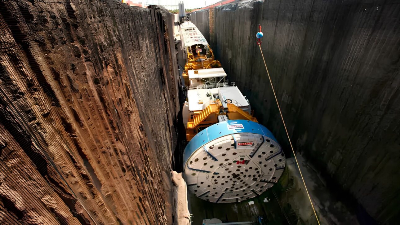 &ldquo;Big Becky&rdquo;: Cỗ m&aacute;y th&eacute;p khổng lồ xuy&ecirc;n đ&aacute; dưới th&aacute;c Niagara - Ảnh 2.