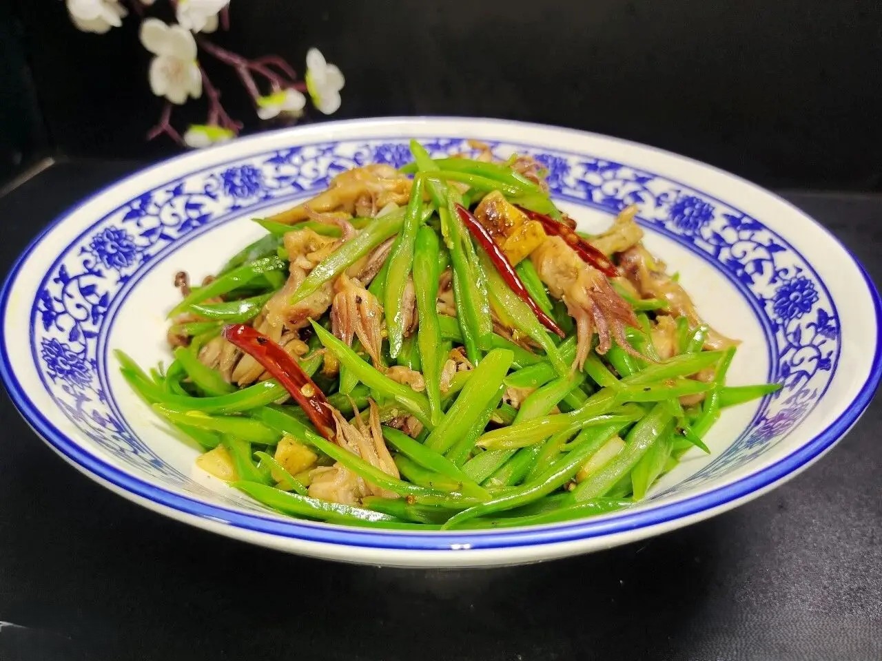 Ng&agrave;y h&egrave; nắng n&oacute;ng, mẹ t&ocirc;i nấu m&oacute;n ăn n&agrave;y, hương vị tươi ngon, gi&ograve;n v&agrave; thơm nức, cả nh&agrave; gắp kh&ocirc;ng ngừng đũa- Ảnh 6.