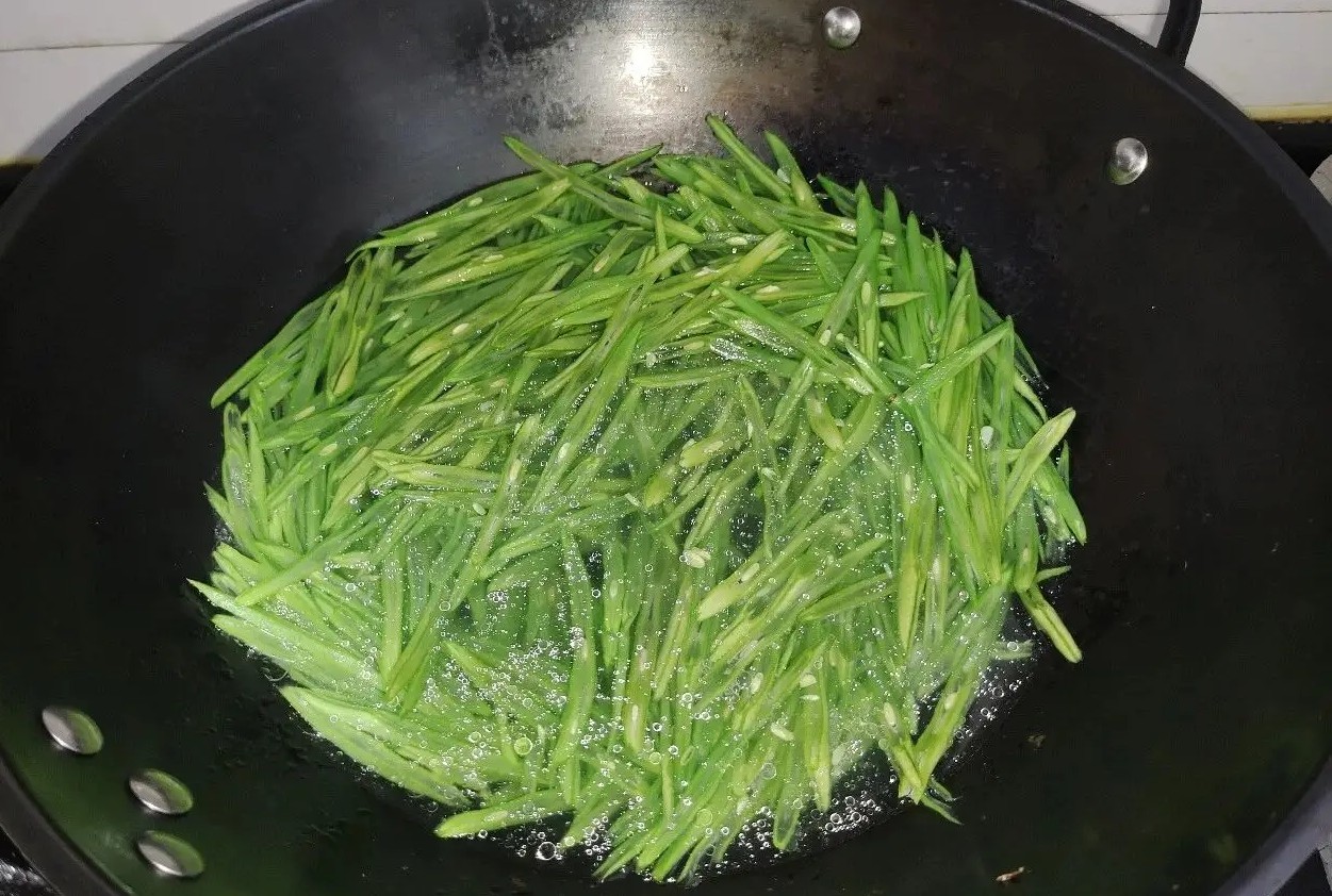 Ng&agrave;y h&egrave; nắng n&oacute;ng, mẹ t&ocirc;i nấu m&oacute;n ăn n&agrave;y, hương vị tươi ngon, gi&ograve;n v&agrave; thơm nức, cả nh&agrave; gắp kh&ocirc;ng ngừng đũa- Ảnh 1.