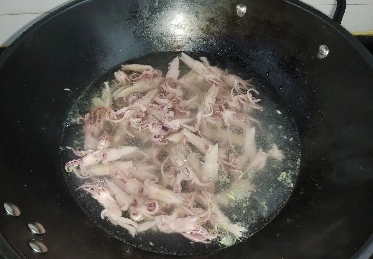 Ng&agrave;y h&egrave; nắng n&oacute;ng, mẹ t&ocirc;i nấu m&oacute;n ăn n&agrave;y, hương vị tươi ngon, gi&ograve;n v&agrave; thơm nức, cả nh&agrave; gắp kh&ocirc;ng ngừng đũa- Ảnh 2.