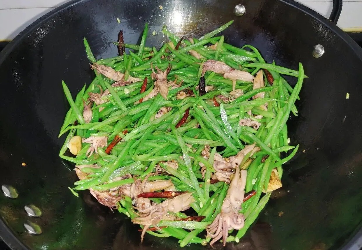 Ng&agrave;y h&egrave; nắng n&oacute;ng, mẹ t&ocirc;i nấu m&oacute;n ăn n&agrave;y, hương vị tươi ngon, gi&ograve;n v&agrave; thơm nức, cả nh&agrave; gắp kh&ocirc;ng ngừng đũa- Ảnh 4.