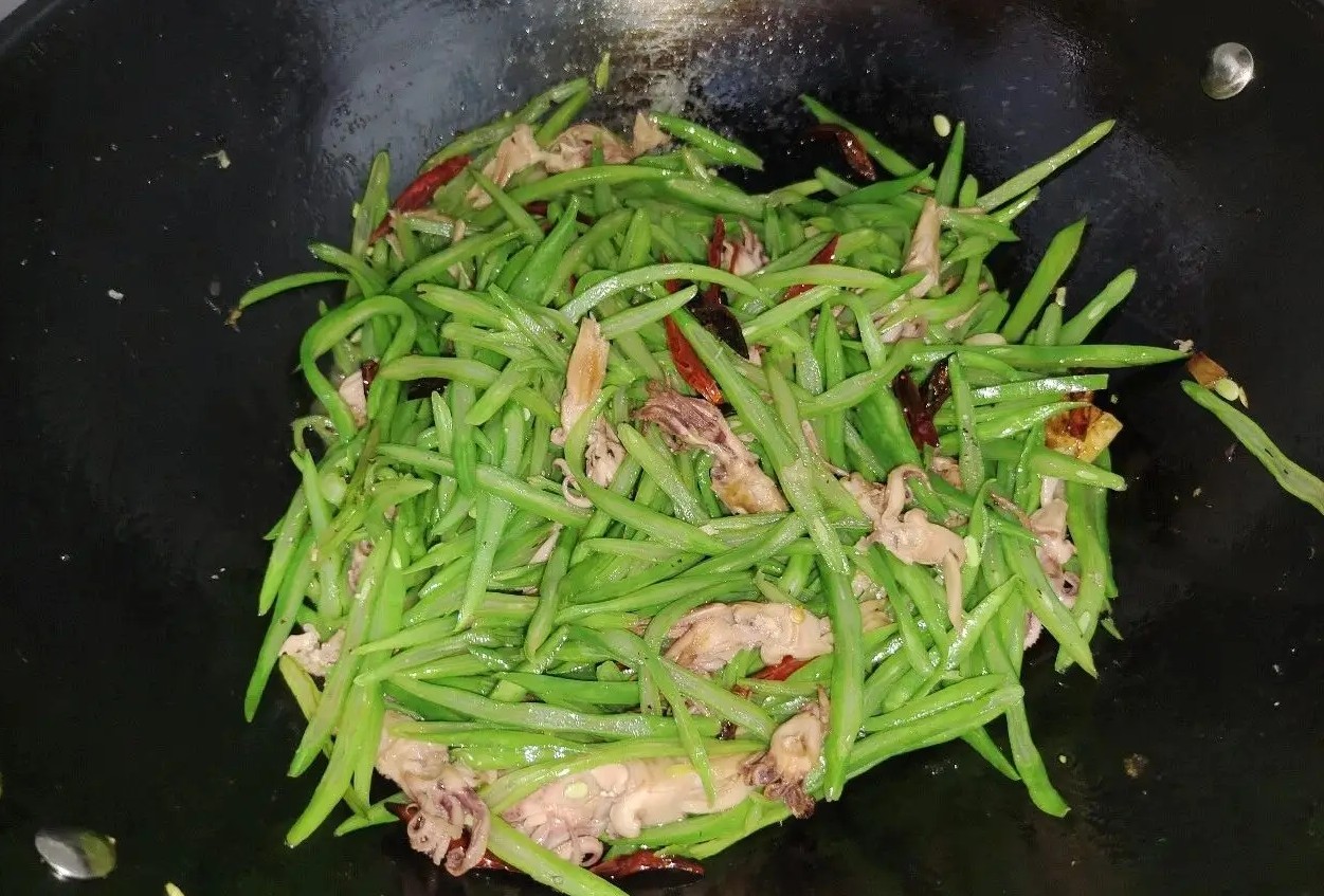 Ng&agrave;y h&egrave; nắng n&oacute;ng, mẹ t&ocirc;i nấu m&oacute;n ăn n&agrave;y, hương vị tươi ngon, gi&ograve;n v&agrave; thơm nức, cả nh&agrave; gắp kh&ocirc;ng ngừng đũa- Ảnh 5.