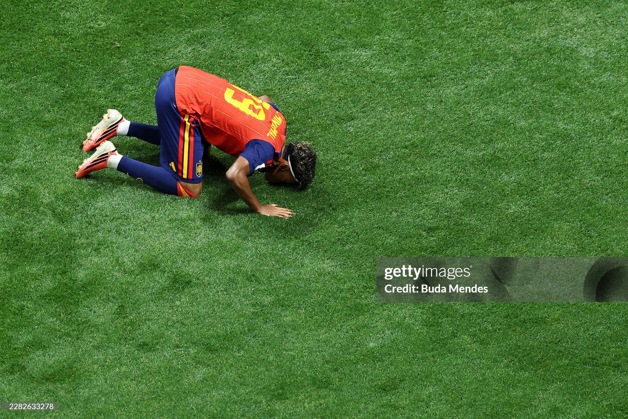 "Thần đồng" Lamine Yamal tái hiện màn ăn mừng của Messi khi ghi bàn thắng đầu tiên ở World Cup - Ảnh 5.