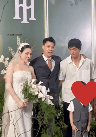 C&ocirc;ng Phượng, Văn To&agrave;n đổ bộ đ&aacute;m cưới hot nhất l&agrave;ng b&oacute;ng đ&aacute;- Ảnh 1.