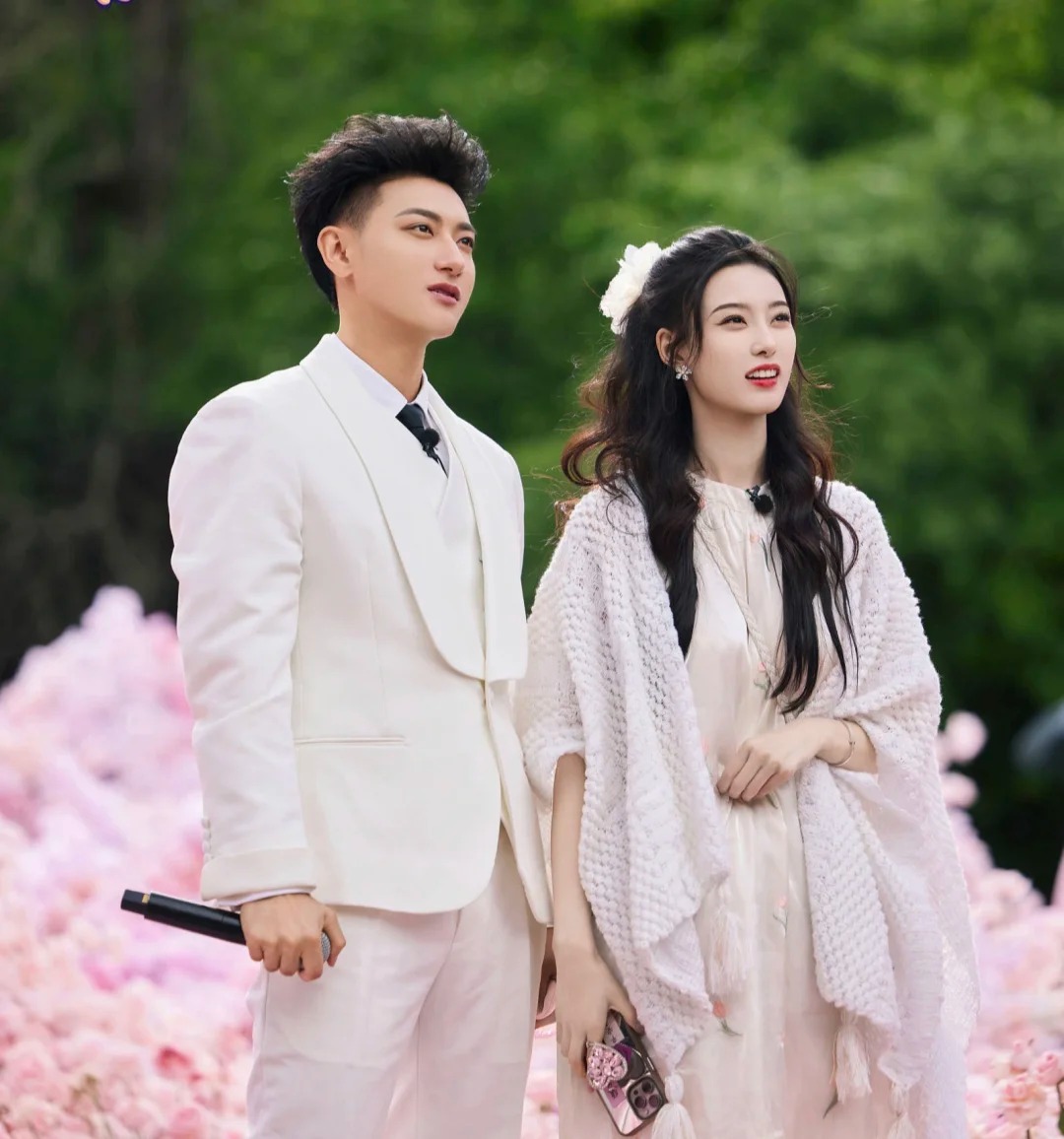 Lan truyền ảnh n&agrave;ng thơ gen Z sang Mỹ kh&aacute;m thai sinh con cho &ldquo;chủ tịch showbiz&rdquo;, diện mạo qu&yacute; tử đầu l&ograve;ng g&acirc;y sốc- Ảnh 1.