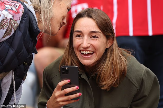 N&agrave;ng WAG g&acirc;y tranh c&atilde;i nhất World Cup 2026: Bỏ nghề ph&oacute;ng vi&ecirc;n v&igrave; y&ecirc;u HLV tuyển Đức, xuất hiện nhiều đến mức cầu thủ cũng thấy ngại- Ảnh 4.