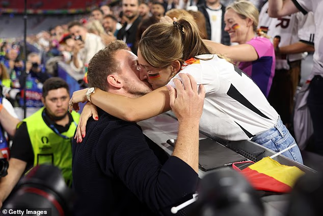 N&agrave;ng WAG g&acirc;y tranh c&atilde;i nhất World Cup 2026: Bỏ nghề ph&oacute;ng vi&ecirc;n v&igrave; y&ecirc;u HLV tuyển Đức, xuất hiện nhiều đến mức cầu thủ cũng thấy ngại- Ảnh 2.