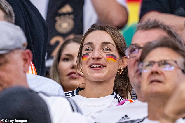 N&agrave;ng WAG g&acirc;y tranh c&atilde;i nhất World Cup 2026: Bỏ nghề ph&oacute;ng vi&ecirc;n v&igrave; y&ecirc;u HLV tuyển Đức, xuất hiện nhiều đến mức cầu thủ cũng thấy ngại- Ảnh 6.