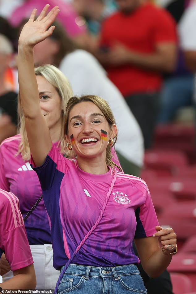 N&agrave;ng WAG g&acirc;y tranh c&atilde;i nhất World Cup 2026: Bỏ nghề ph&oacute;ng vi&ecirc;n v&igrave; y&ecirc;u HLV tuyển Đức, xuất hiện nhiều đến mức cầu thủ cũng thấy ngại- Ảnh 5.