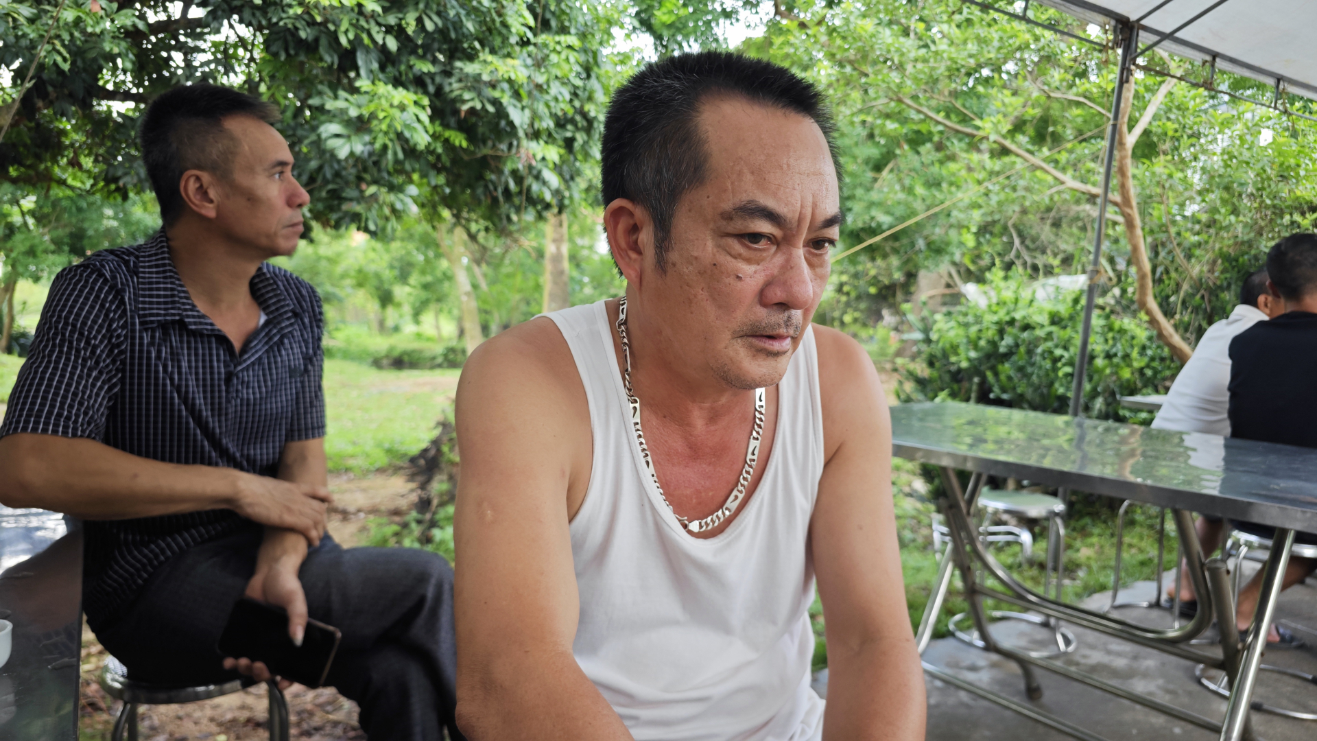 Người th&acirc;n nghẹn ng&agrave;o kể lại khoảnh khắc tiếp cận hiện trường vụ thảm &aacute;n ở Bắc Ninh: "Ch&uacute;ng t&ocirc;i đập k&iacute;nh để cứu ch&aacute;u nhưng kh&ocirc;ng kịp"- Ảnh 1.