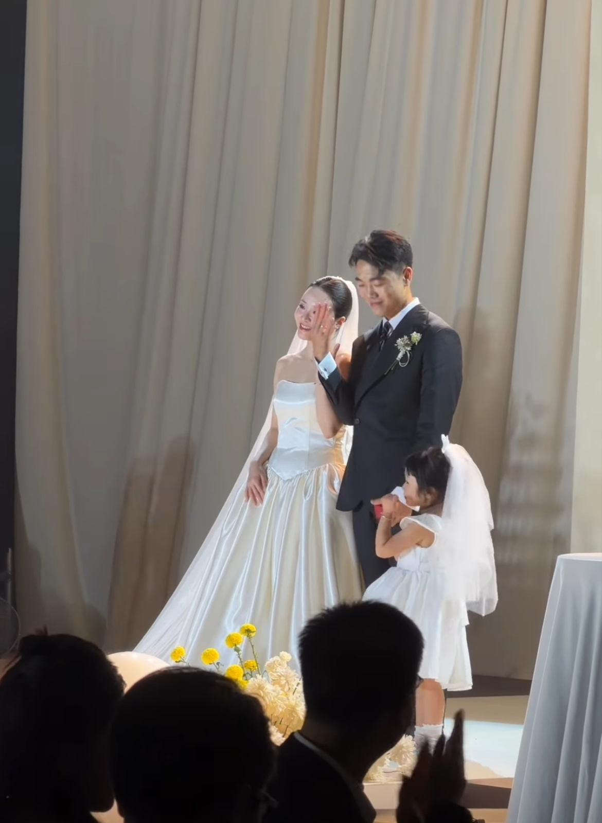 Lễ cưới Xu&acirc;n Trường v&agrave; Nhuệ Giang sau 5 năm đ&aacute;m hỏi: C&ocirc; d&acirc;u kh&oacute;c nức nở, con g&aacute;i được giao trọng tr&aacute;ch đặc biệt- Ảnh 5.