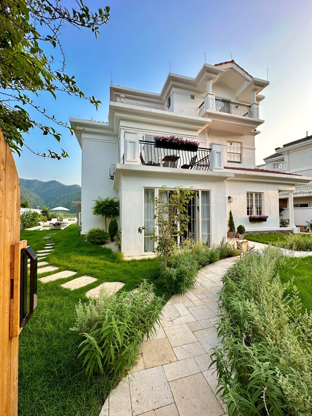 Căn biệt thự 850m2 b&ecirc;n hồ, tiện nghi như resort kh&eacute;p k&iacute;n của người phụ nữ kh&ocirc;ng đi l&agrave;m, kh&ocirc;ng kết h&ocirc;n - Ảnh 2.