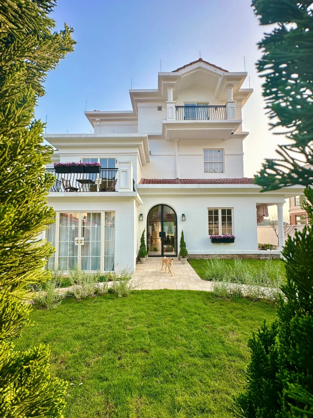 Căn biệt thự 850m2 b&ecirc;n hồ, tiện nghi như resort kh&eacute;p k&iacute;n của người phụ nữ kh&ocirc;ng đi l&agrave;m, kh&ocirc;ng kết h&ocirc;n - Ảnh 3.