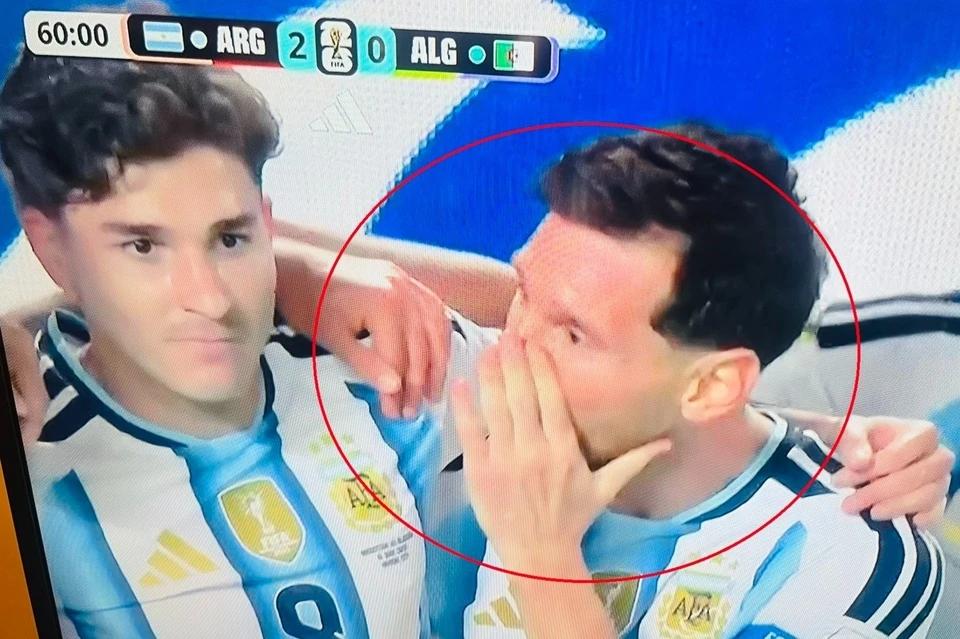V&igrave; sao Messi d&ugrave;ng tay che miệng n&oacute;i chuyện lại tho&aacute;t thẻ đỏ, liệu c&oacute; phải ưu &aacute;i si&ecirc;u sao?- Ảnh 1.