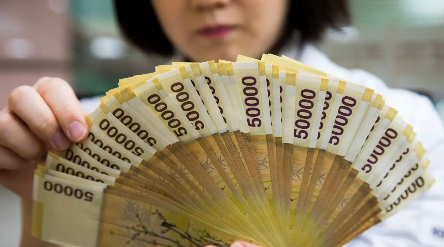 Nh&acirc;n sự một ng&agrave;nh nhận thưởng đến hơn 13 tỷ đồng, ng&acirc;n h&agrave;ng trung ương một nước ch&acirc;u &Aacute; 'như ngồi tr&ecirc;n đống lửa'- Ảnh 1.