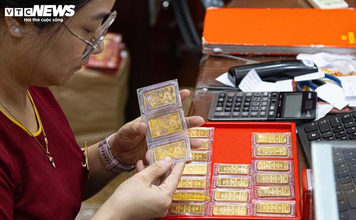 Gi&aacute; v&agrave;ng rung lắc, nh&agrave; đầu tư c&oacute; n&ecirc;n mua?- Ảnh 2.