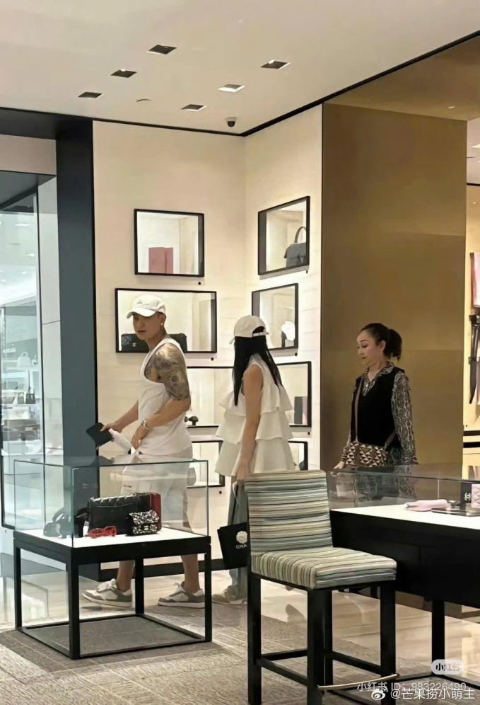 Lan truyền ảnh n&agrave;ng thơ gen Z sang Mỹ kh&aacute;m thai sinh con cho &ldquo;chủ tịch showbiz&rdquo;, diện mạo qu&yacute; tử đầu l&ograve;ng g&acirc;y sốc- Ảnh 3.