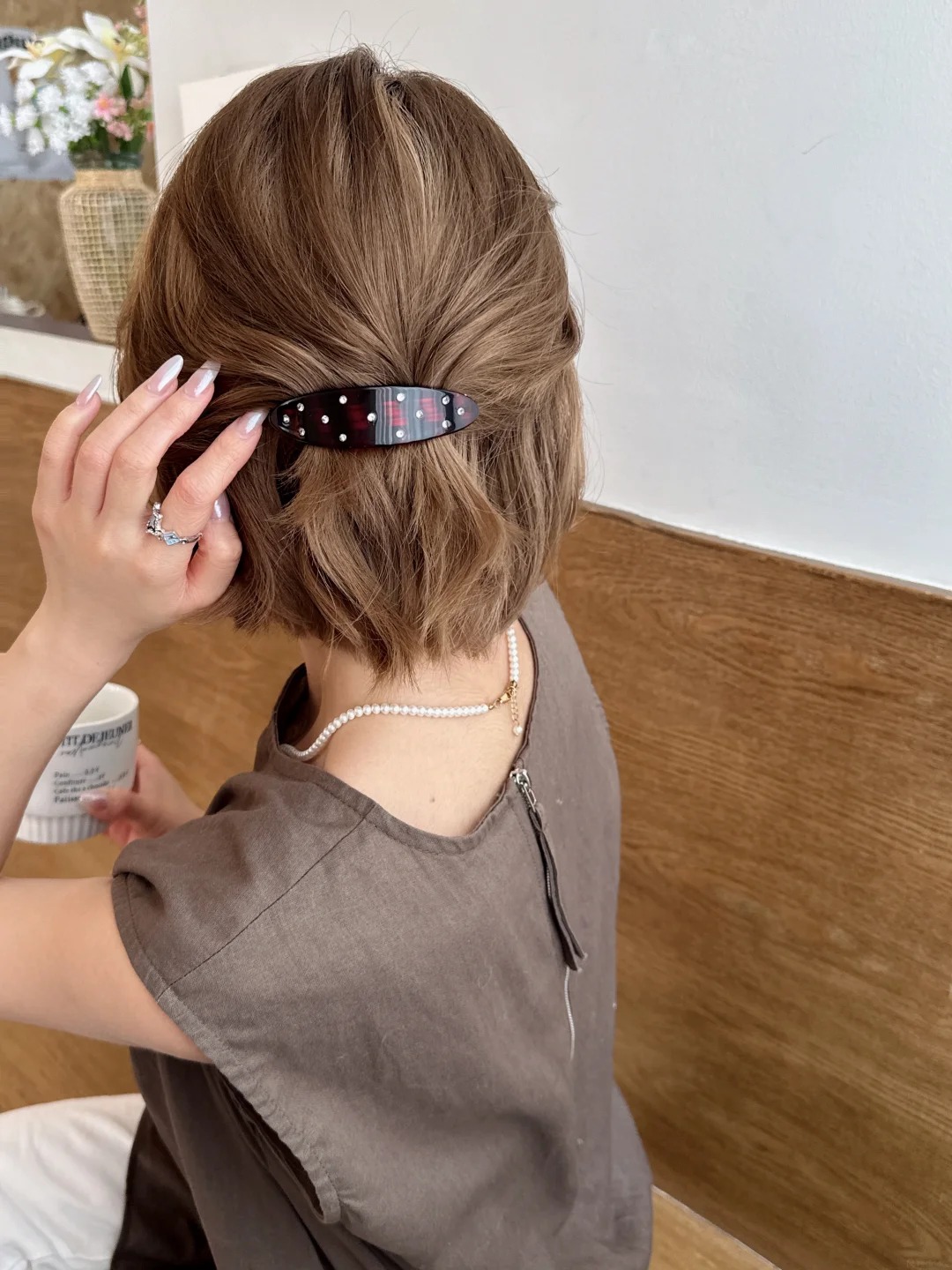 M&ugrave;a h&egrave; n&agrave;y, t&oacute;c b&uacute;i thấp hay t&oacute;c ngắn đều đẹp hơn nhờ một chiếc kẹp ngang nhỏ x&iacute;u - Ảnh 12.