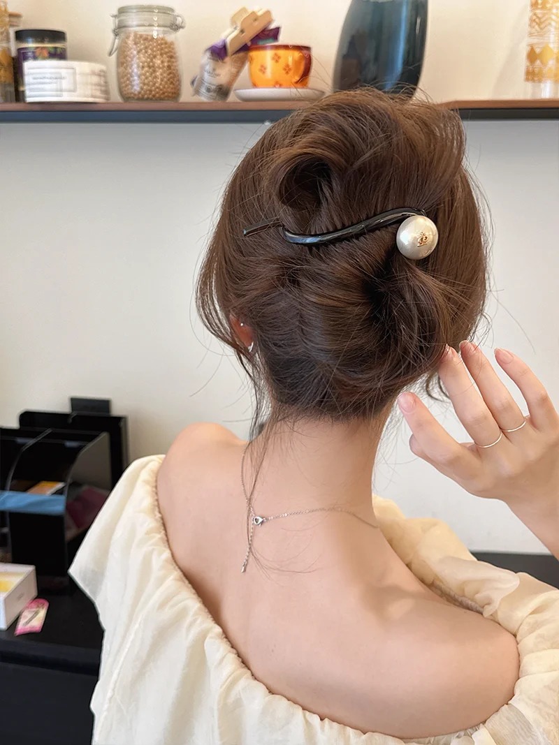 M&ugrave;a h&egrave; n&agrave;y, t&oacute;c b&uacute;i thấp hay t&oacute;c ngắn đều đẹp hơn nhờ một chiếc kẹp ngang nhỏ x&iacute;u - Ảnh 5.
