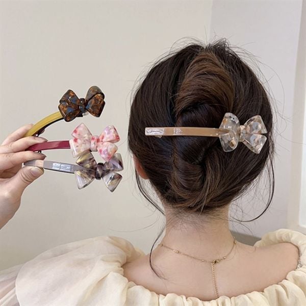 M&ugrave;a h&egrave; n&agrave;y, t&oacute;c b&uacute;i thấp hay t&oacute;c ngắn đều đẹp hơn nhờ một chiếc kẹp ngang nhỏ x&iacute;u - Ảnh 14.
