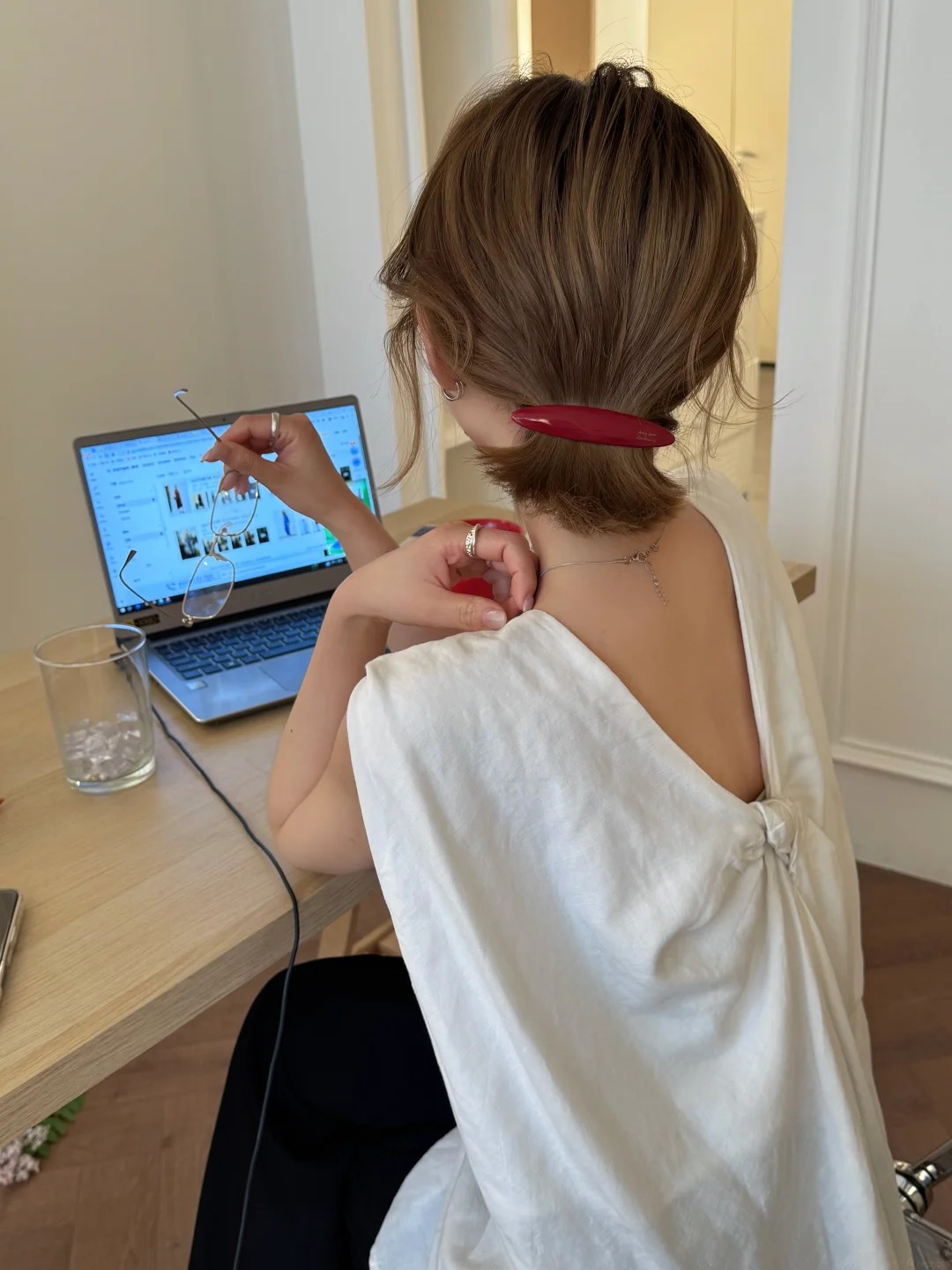 M&ugrave;a h&egrave; n&agrave;y, t&oacute;c b&uacute;i thấp hay t&oacute;c ngắn đều đẹp hơn nhờ một chiếc kẹp ngang nhỏ x&iacute;u - Ảnh 9.