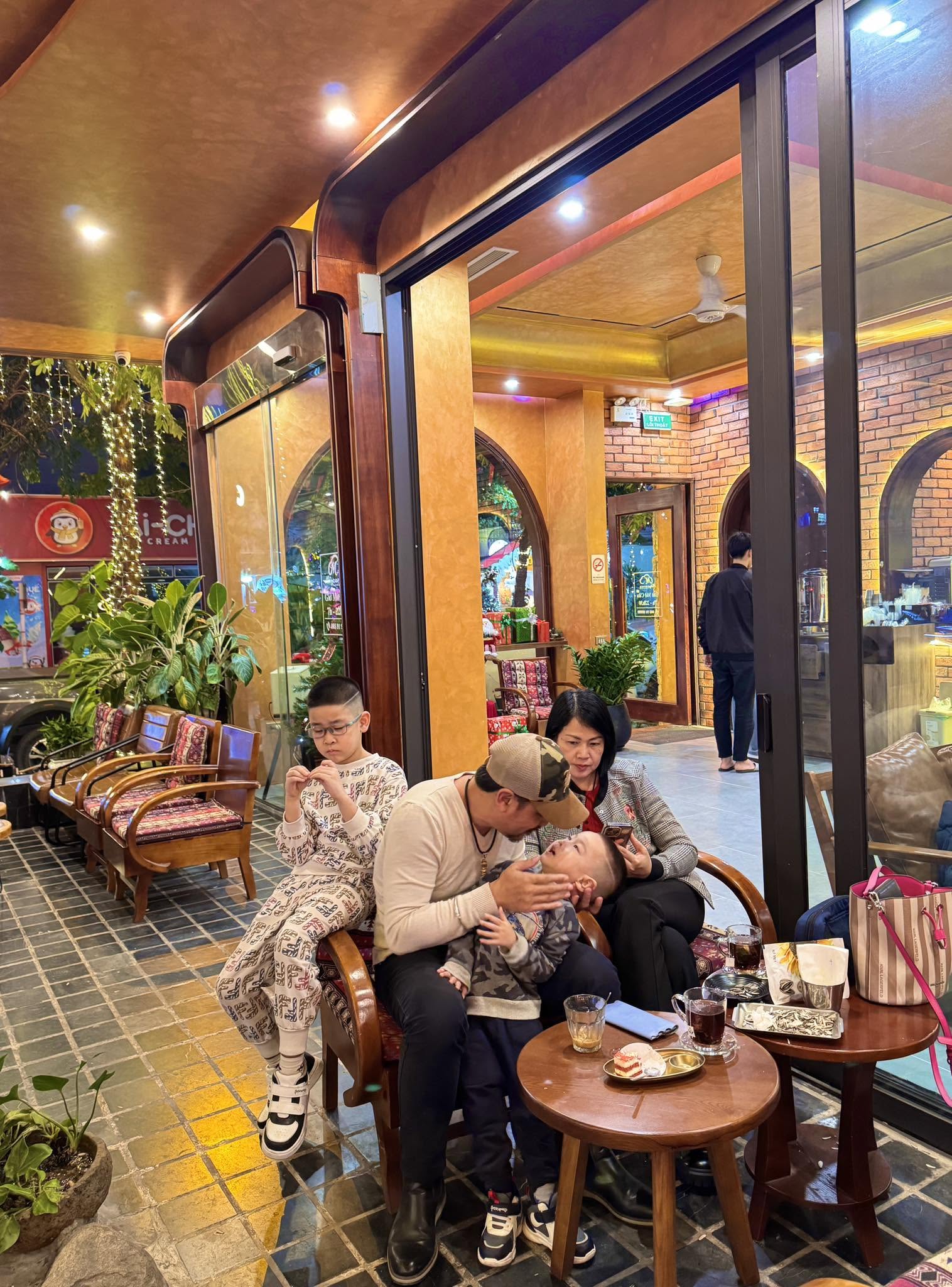 &Ocirc;ng tr&ugrave;m ma t&uacute;y tr&ecirc;n phim giờ v&agrave;ng VTV, ngo&agrave;i đời thực l&agrave; trung t&aacute; c&ocirc;ng an: Cưới vợ đẹp l&agrave;m sếp ng&acirc;n h&agrave;ng, sinh 4 con- Ảnh 8.