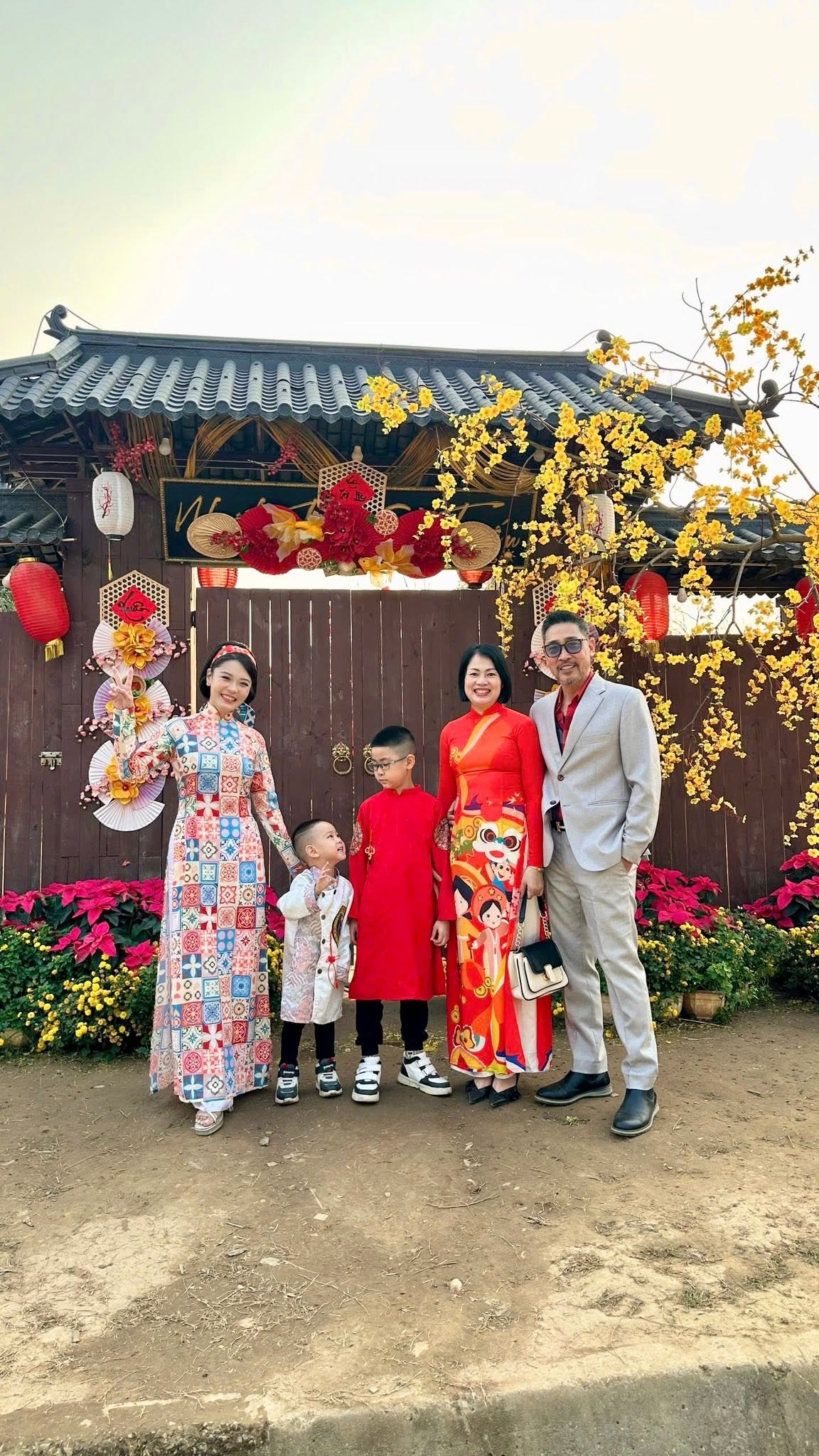 &Ocirc;ng tr&ugrave;m ma t&uacute;y tr&ecirc;n phim giờ v&agrave;ng VTV, ngo&agrave;i đời thực l&agrave; trung t&aacute; c&ocirc;ng an: Cưới vợ đẹp l&agrave;m sếp ng&acirc;n h&agrave;ng, sinh 4 con- Ảnh 5.
