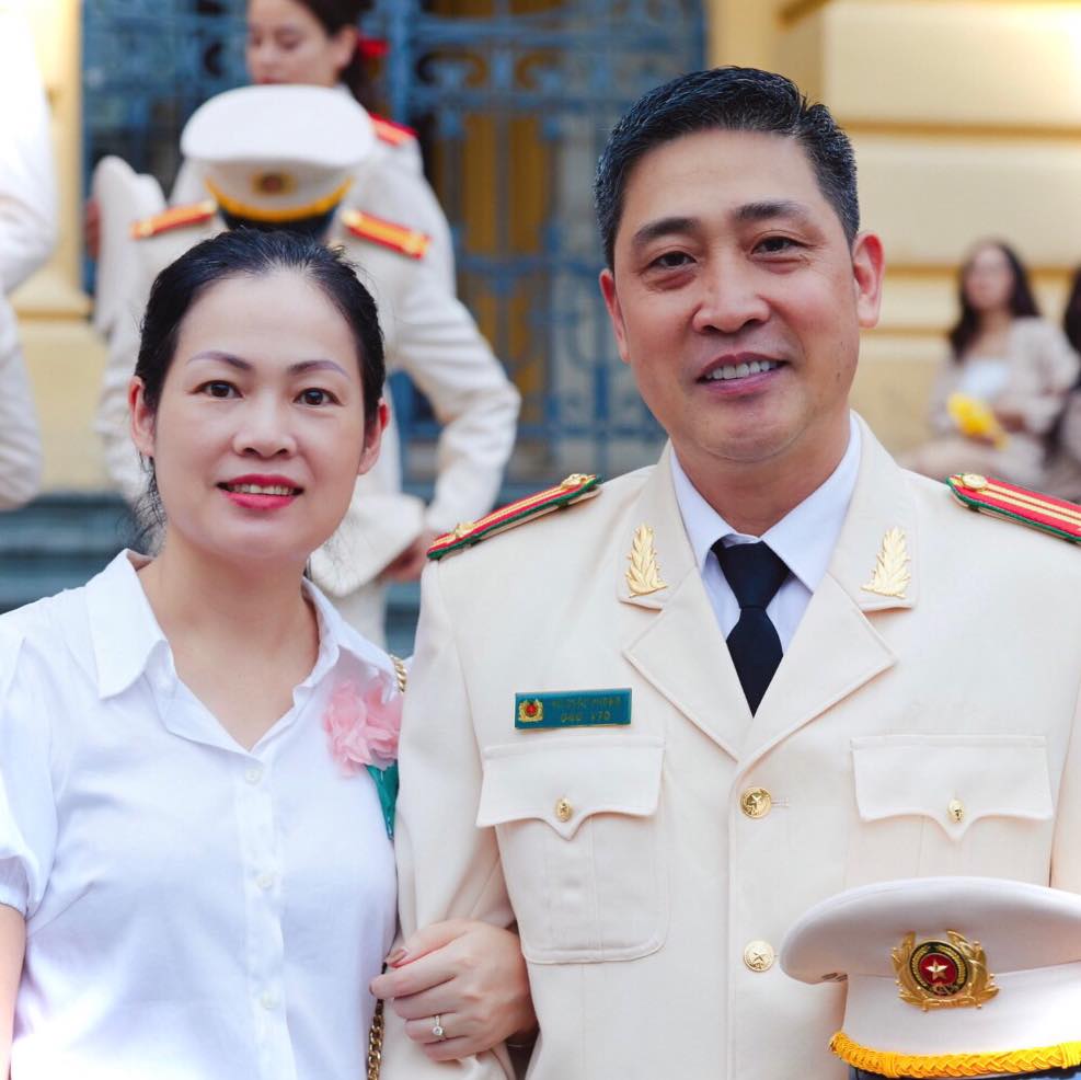 &Ocirc;ng tr&ugrave;m ma t&uacute;y tr&ecirc;n phim giờ v&agrave;ng VTV, ngo&agrave;i đời thực l&agrave; trung t&aacute; c&ocirc;ng an: Cưới vợ đẹp l&agrave;m sếp ng&acirc;n h&agrave;ng, sinh 4 con- Ảnh 4.