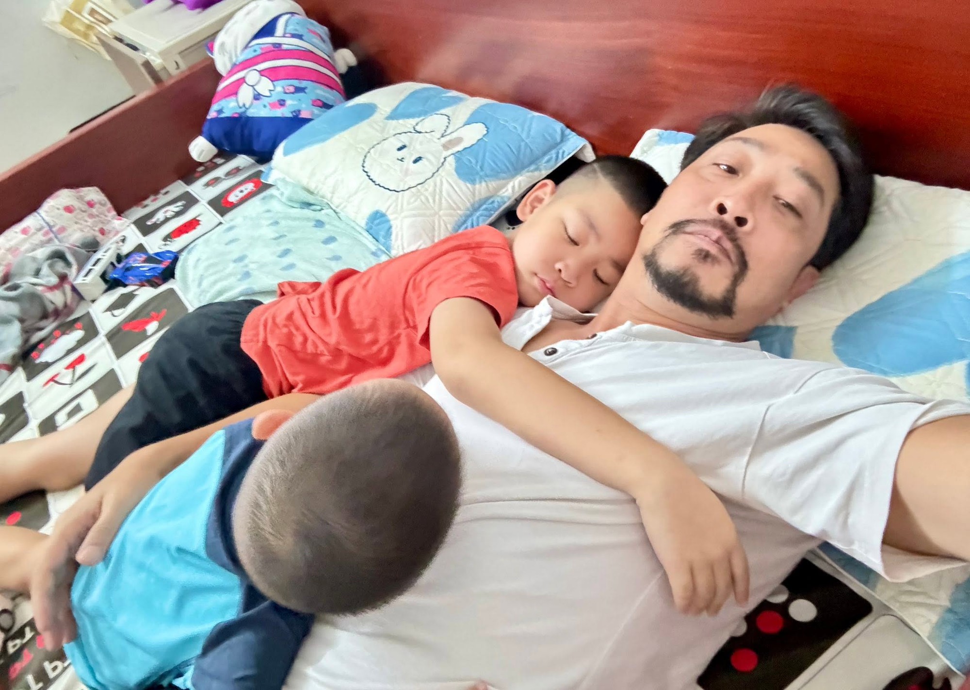 &Ocirc;ng tr&ugrave;m ma t&uacute;y tr&ecirc;n phim giờ v&agrave;ng VTV, ngo&agrave;i đời thực l&agrave; trung t&aacute; c&ocirc;ng an: Cưới vợ đẹp l&agrave;m sếp ng&acirc;n h&agrave;ng, sinh 4 con- Ảnh 9.