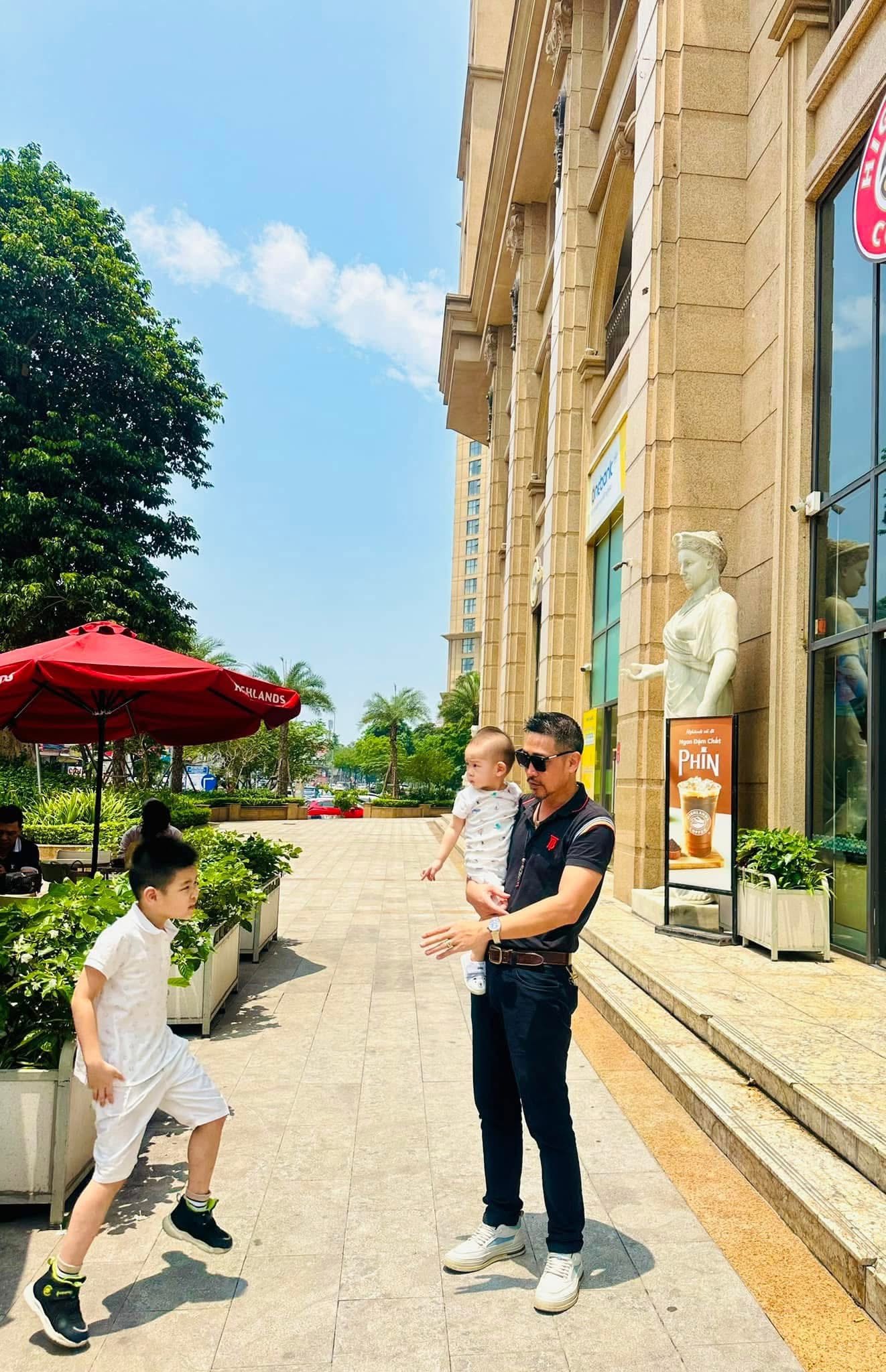 &Ocirc;ng tr&ugrave;m ma t&uacute;y tr&ecirc;n phim giờ v&agrave;ng VTV, ngo&agrave;i đời thực l&agrave; trung t&aacute; c&ocirc;ng an: Cưới vợ đẹp l&agrave;m sếp ng&acirc;n h&agrave;ng, sinh 4 con- Ảnh 7.