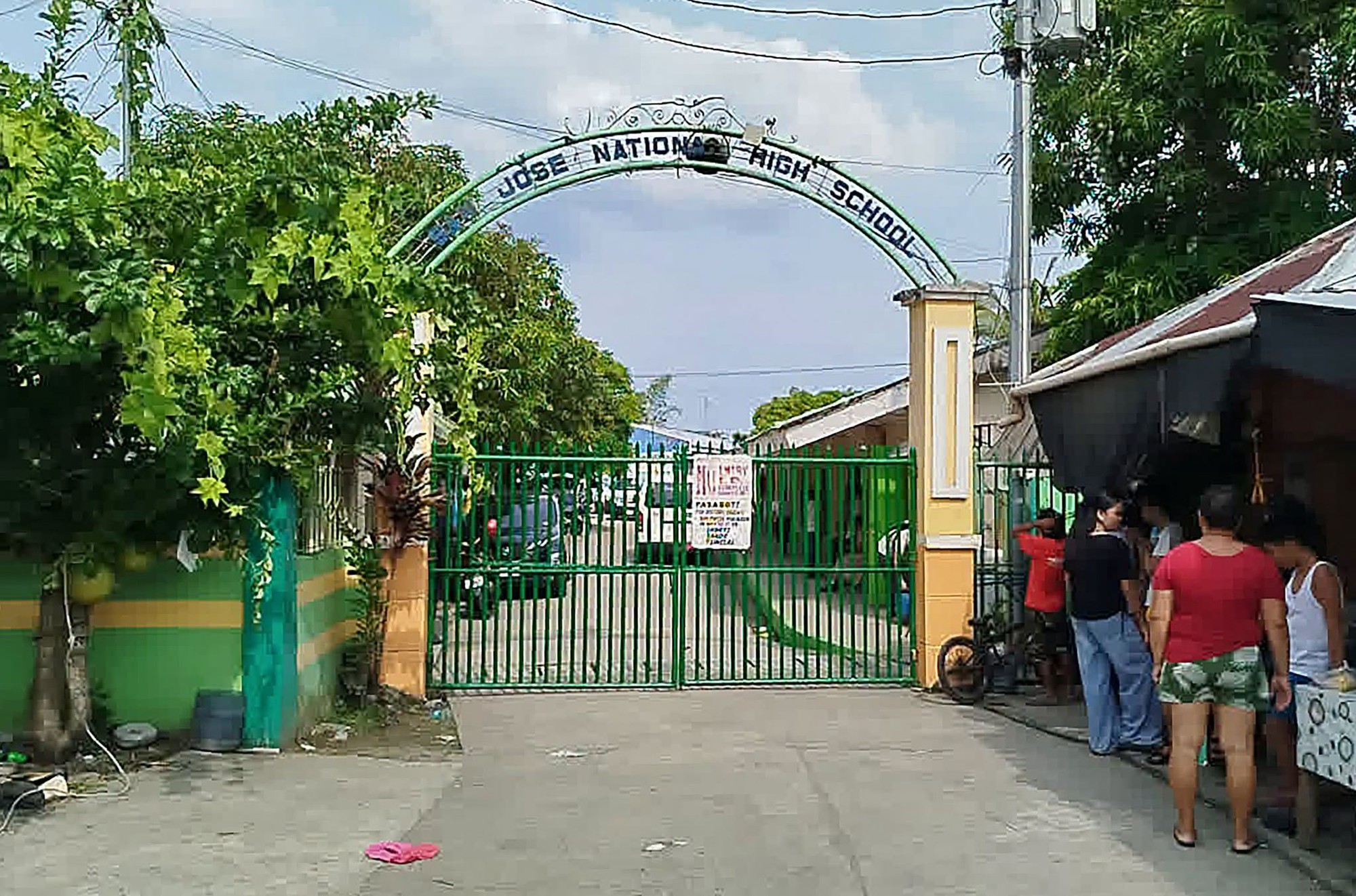 Hiện trường kinh ho&agrave;ng vụ xả s&uacute;ng tại trường học ở Philippines khiến 10 học sinh thương vong; nghi phạm mới 14 v&agrave; 15 tuổi- Ảnh 2.