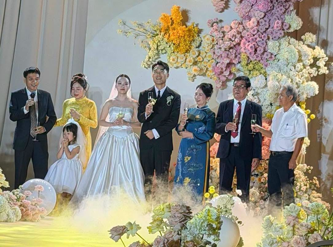 Lương Xu&acirc;n Trường cưới vợ gi&aacute;m đốc, bầu Đức x&uacute;c động nhắc lại 15 năm "nu&ocirc;i con thay bố"- Ảnh 1.