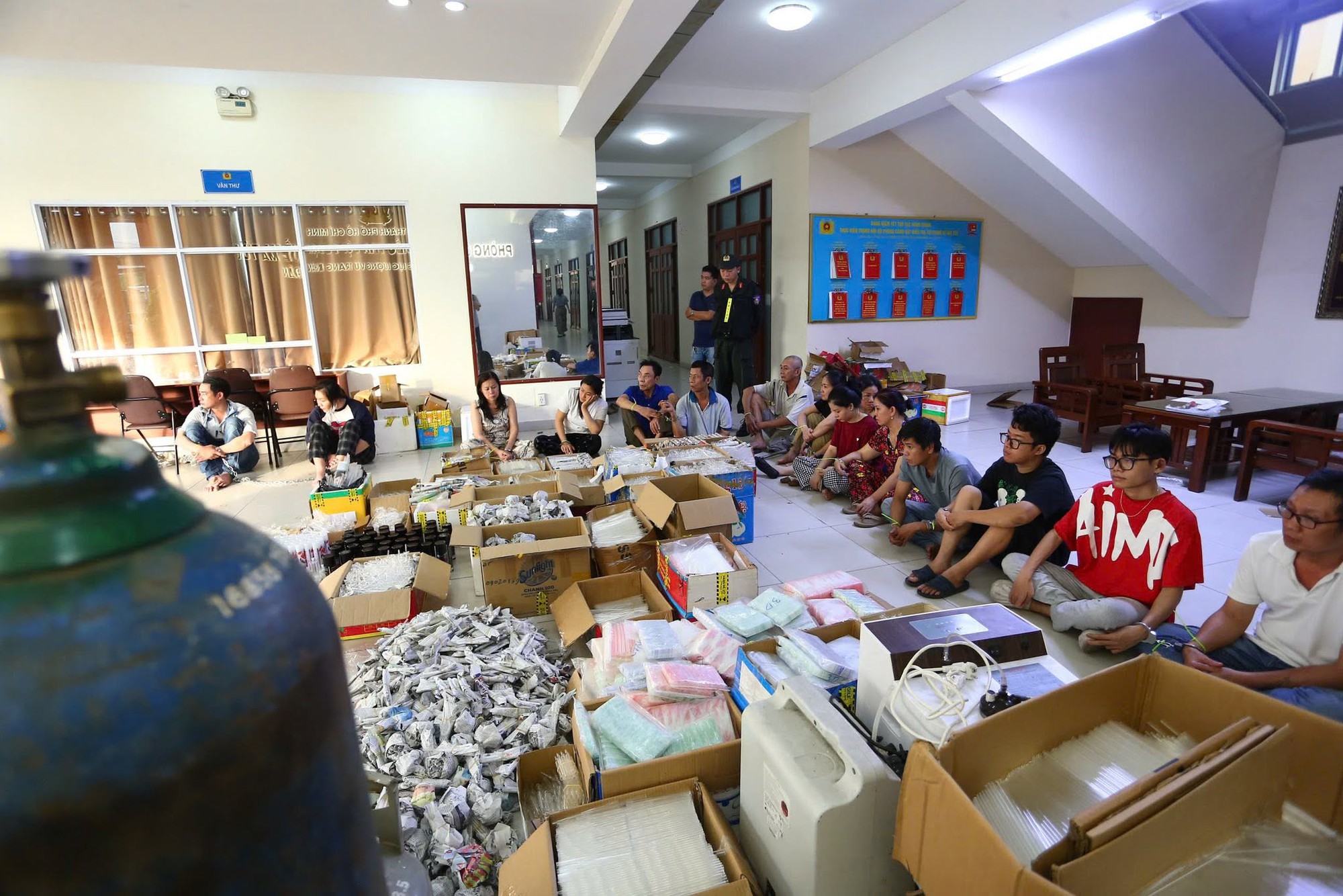 Triệt ph&aacute; đường d&acirc;y sản xuất 100.000 dụng cụ sử dụng ma t&uacute;y từ 10 chiếc nỏ thủy tinh- Ảnh 2.