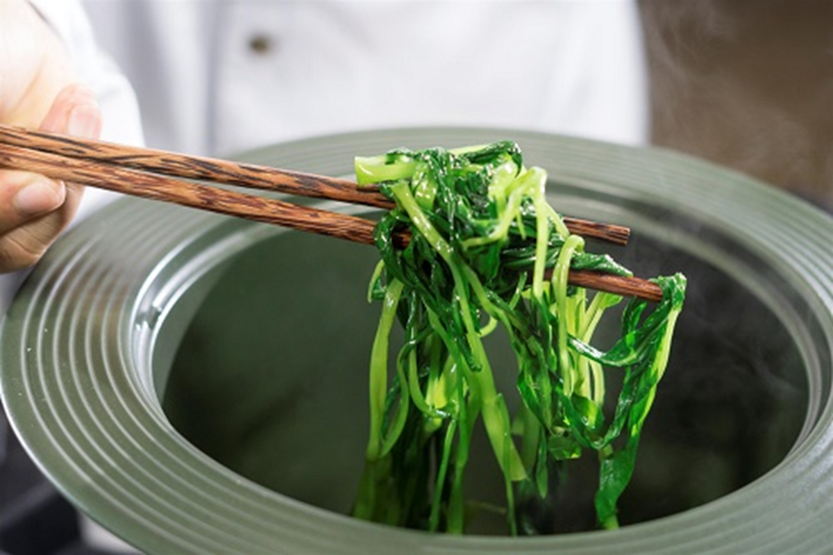 Luộc rau muống tưởng dễ m&agrave; kh&oacute;: Ghi nhớ 5 mẹo để rau xanh gi&ograve;n, giữ trọn dinh dưỡng. - Ảnh 2.