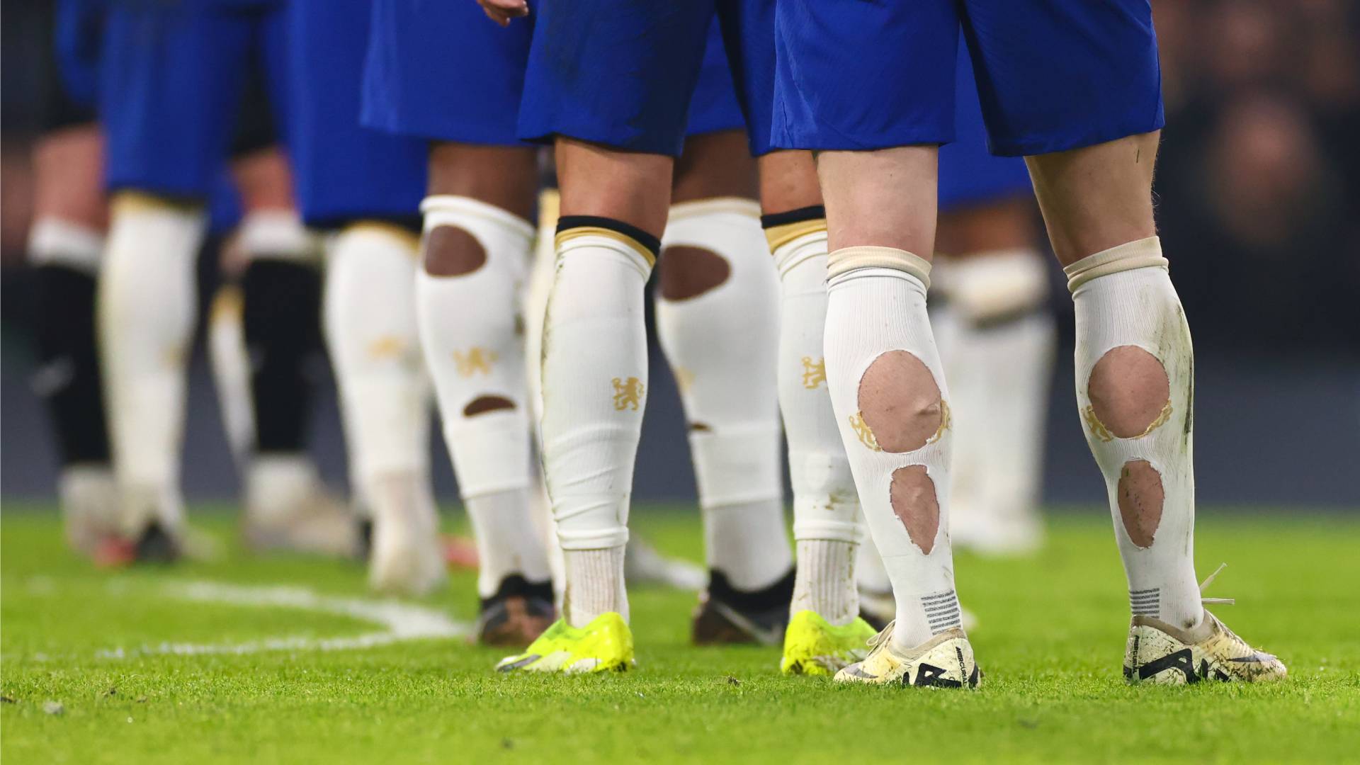 Ph&aacute;t hiện nhiều cầu thủ World Cup đi tất r&aacute;ch ra s&acirc;n - Ảnh 2.