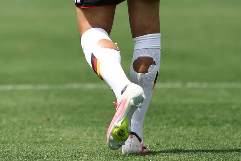 Ph&aacute;t hiện nhiều cầu thủ World Cup đi tất r&aacute;ch ra s&acirc;n - Ảnh 1.