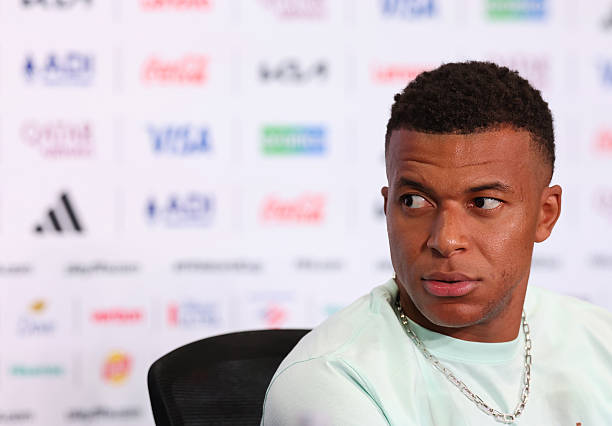 Mbappe "thoát pressing" cực mượt, né tranh cãi về Messi và Ronaldo ai giỏi nhất- Ảnh 1. Mbappe "thoát pressing" cực mượt, né tranh cãi về Messi và Ronaldo ai giỏi nhất- Ảnh 1.