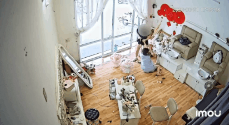 Clip g&acirc;y phẫn nộ: Chủ tiệm nail bị c&ocirc; g&aacute;i mặc đồ thể thao h&agrave;nh hung d&atilde; man, tiết lộ t&igrave;nh trạng hiện tại khiến nhiều người bức x&uacute;c - Ảnh 2.