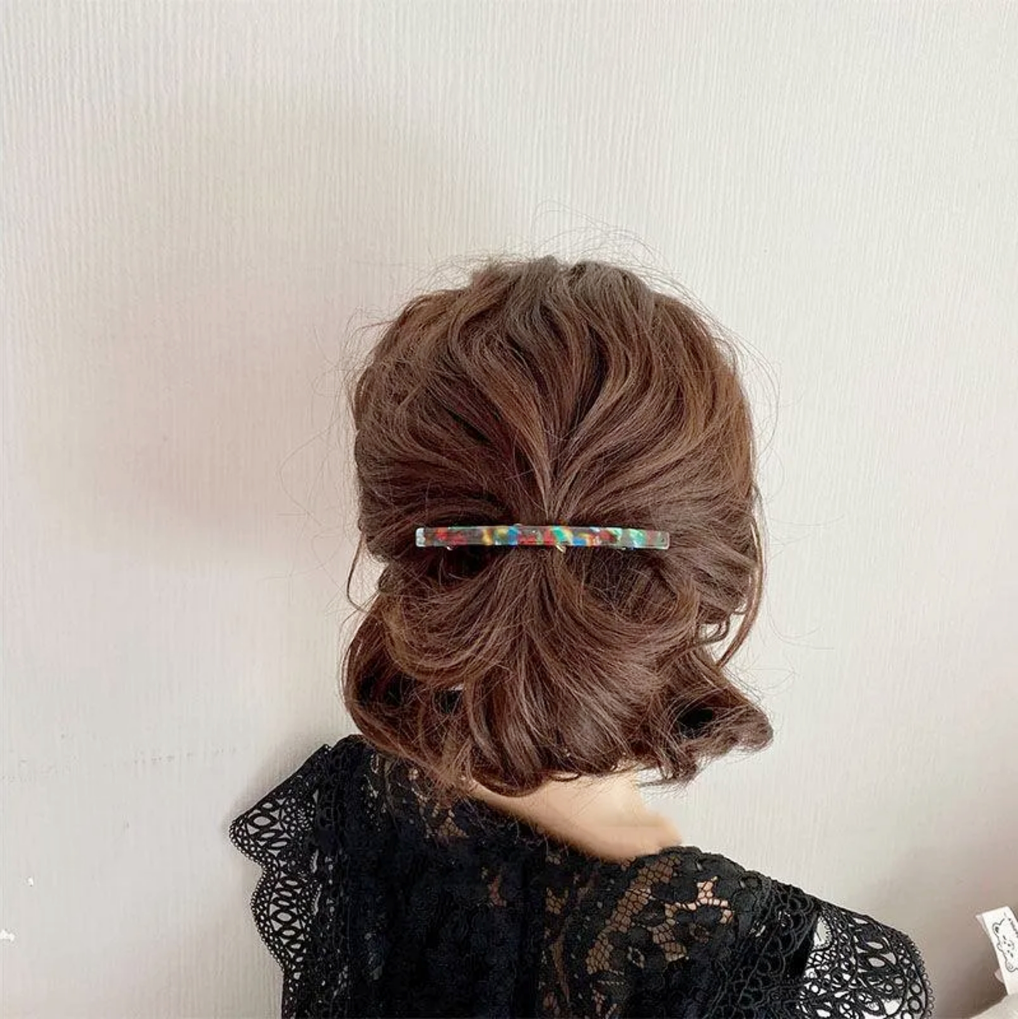 M&ugrave;a h&egrave; n&agrave;y, t&oacute;c b&uacute;i thấp hay t&oacute;c ngắn đều đẹp hơn nhờ một chiếc kẹp ngang nhỏ x&iacute;u - Ảnh 17.
