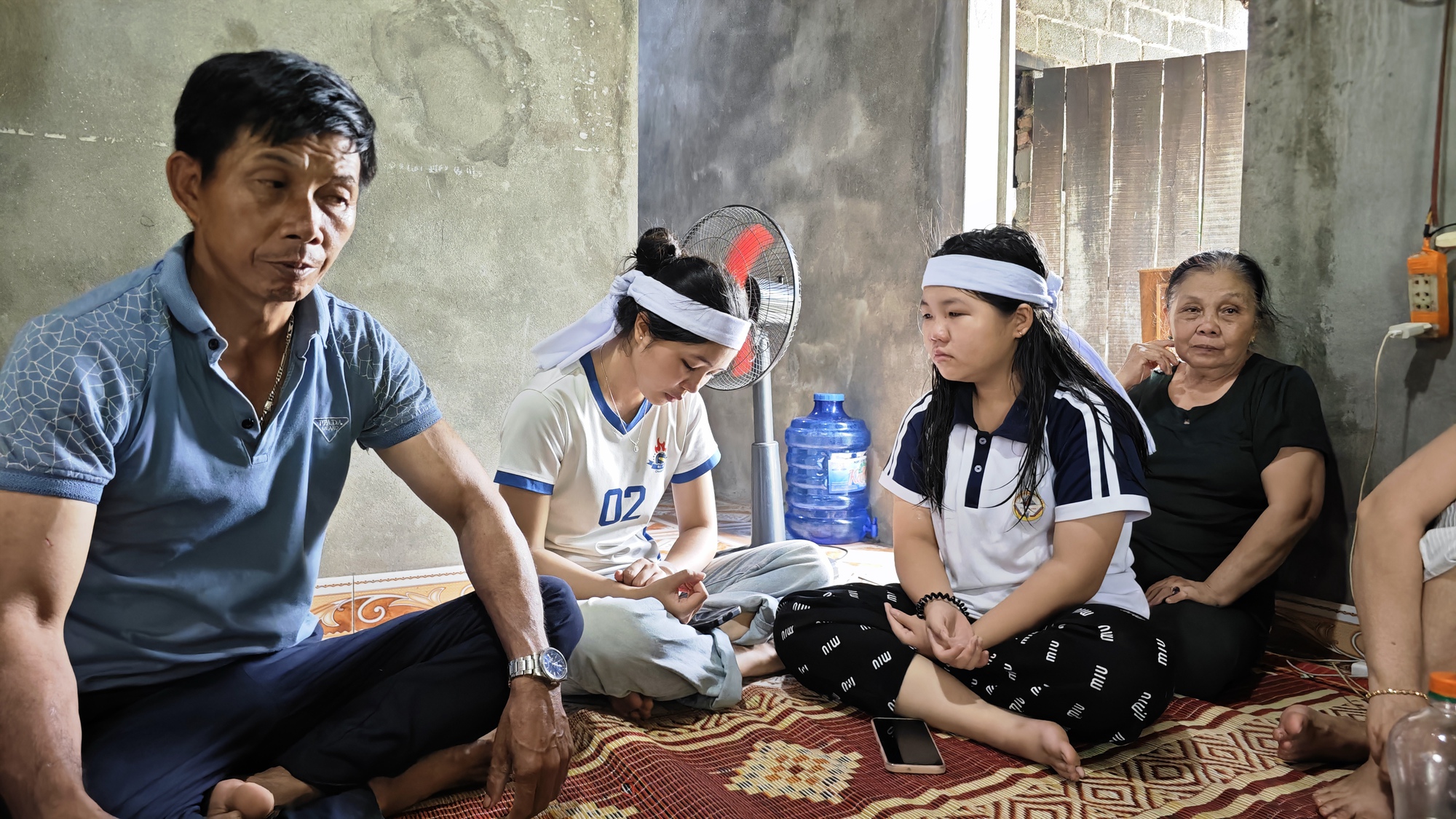 Xót xa cuộc gọi dang dở của con gái nam tài xế tử vong dưới hố cống sâu 5m: "Con đợi mãi vẫn không thấy bố gọi lại nữa..."- Ảnh 9. Xót xa cuộc gọi dang dở của con gái nam tài xế tử vong dưới hố cống sâu 5m: "Con đợi mãi vẫn không thấy bố gọi lại nữa..."- Ảnh 9.