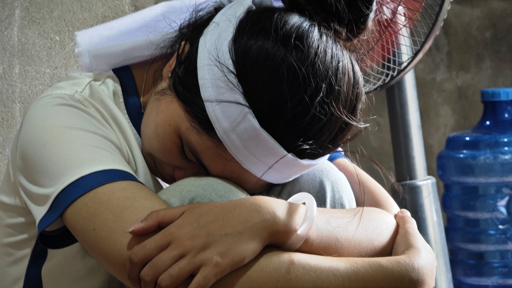 Xót xa cuộc gọi dang dở của con gái nam tài xế tử vong dưới hố cống sâu 5m: "Con đợi mãi vẫn không thấy bố gọi lại nữa..."- Ảnh 7. Xót xa cuộc gọi dang dở của con gái nam tài xế tử vong dưới hố cống sâu 5m: "Con đợi mãi vẫn không thấy bố gọi lại nữa..."- Ảnh 7.